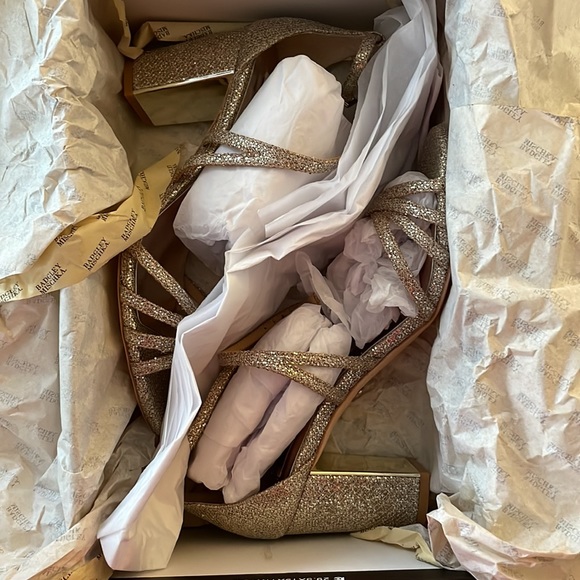 🆕 Badgley Mischka Tilden Sandal in Platinum Glitter - Picture 2 of 4